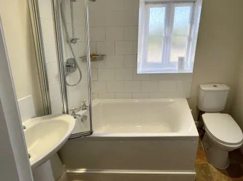 Orchard Cottage downstairs bedroom ensuite