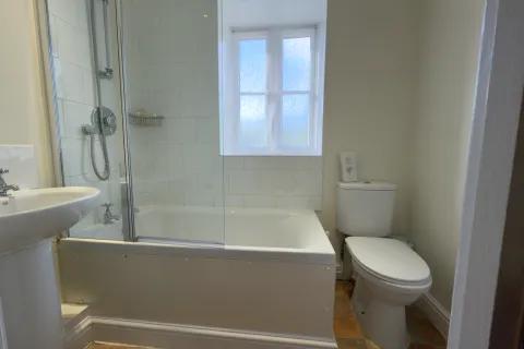 Orchard Cottage downstairs bedroom ensuite
