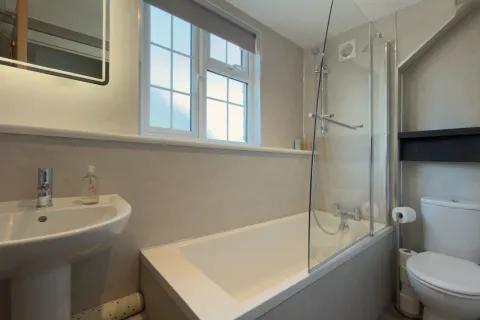 Stables Cottage Main Bathroom